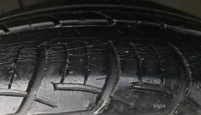 2018 Maruti Ciaz ZETA 1.4  AT PETROL, Petrol, Automatic, 59,079 km, Left Front Tyre Tread