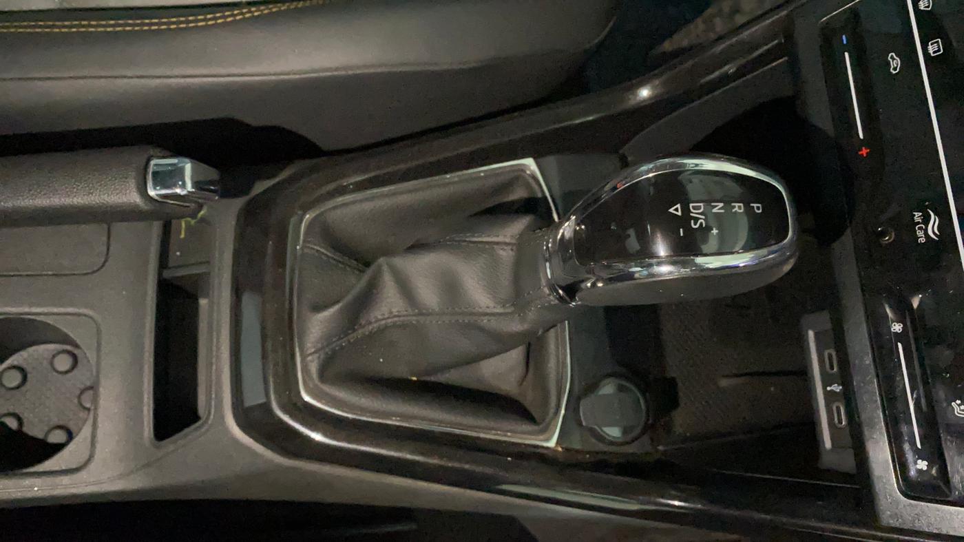 2022 Skoda KUSHAQ STYLE 1.0L TSI AT (6 AIRBAGS), Petrol, Automatic, 47,950 km, Gear Lever