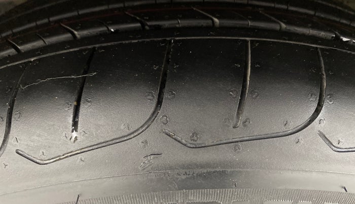 2017 Ford Ecosport TITANIUM 1.5L PETROL AT, Petrol, Automatic, 1,14,990 km, Left Front Tyre Tread