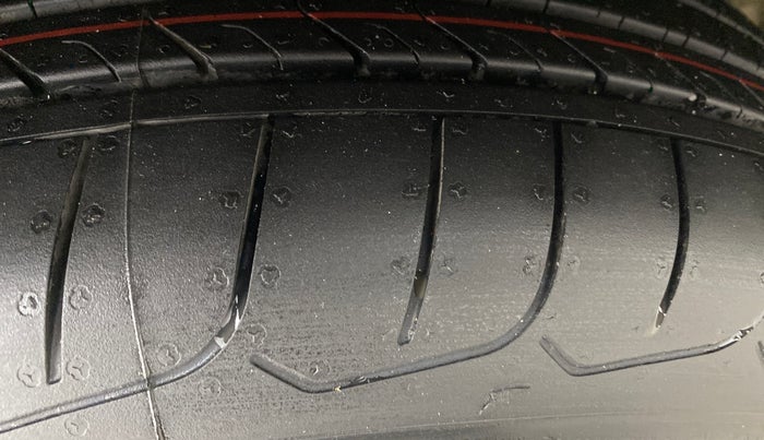 2017 Ford Ecosport TITANIUM 1.5L PETROL AT, Petrol, Automatic, 1,14,990 km, Right Rear Tyre Tread