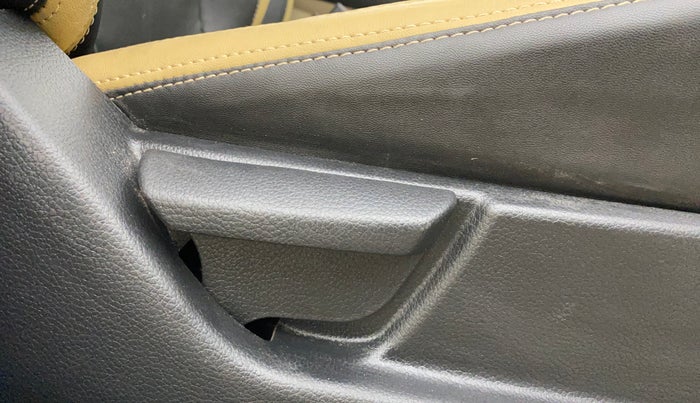 2016 Hyundai Eon ERA +, Petrol, Manual, 65,616 km, Driver Side Adjustment Panel