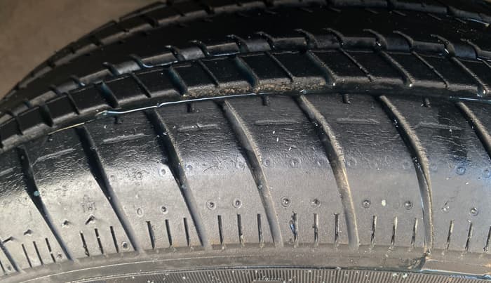 2015 Honda Brio S MT, Petrol, Manual, 26,647 km, Right Front Tyre Tread