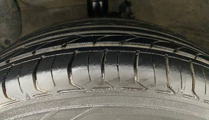 2017 Hyundai Xcent SX 1.2, CNG, Manual, 66,650 km, Left Front Tyre Tread