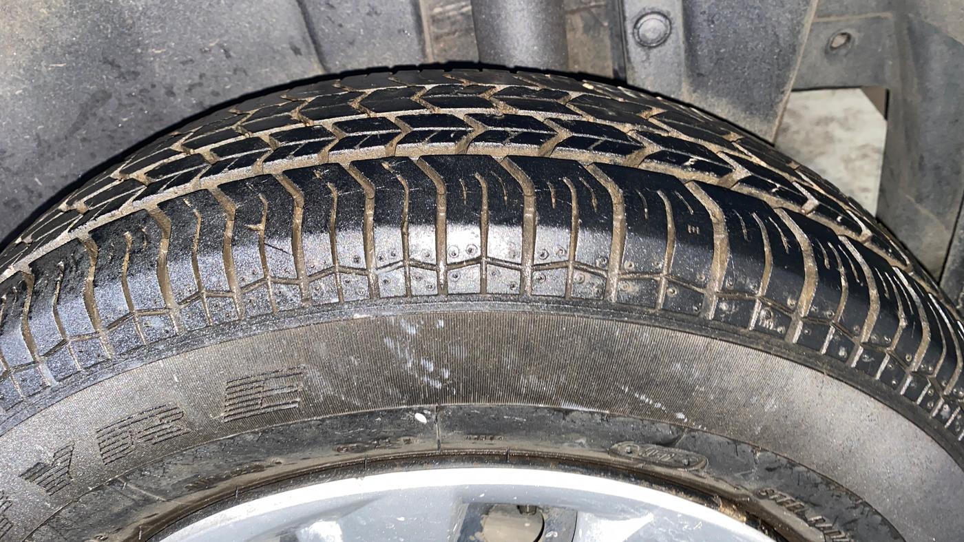 2014 Maruti Swift VXI, Petrol, Manual, 32,907 km, Left Rear Tyre Tread