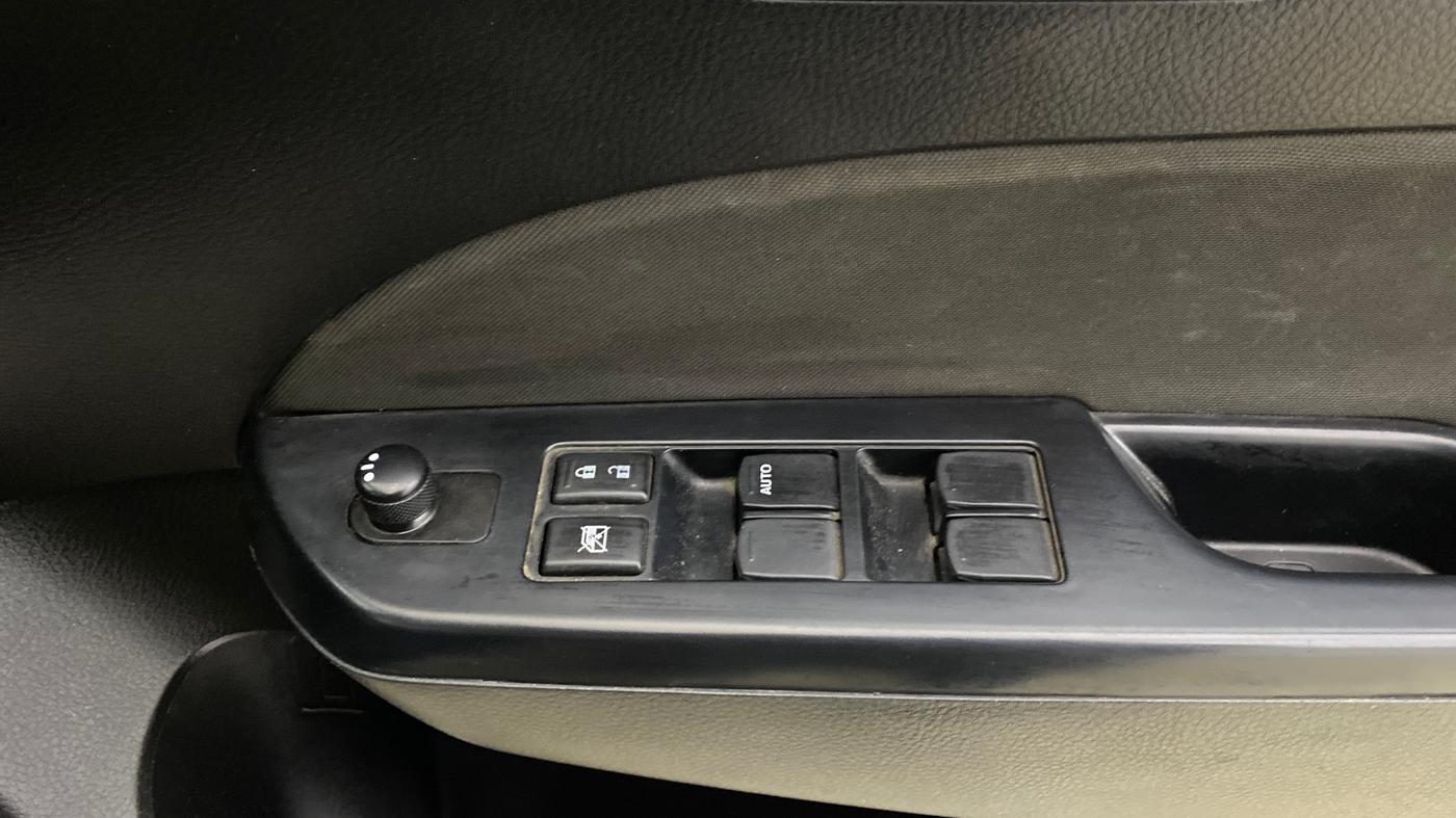 2014 Maruti Swift VXI, Petrol, Manual, 32,907 km, Driver Side Door Panels Control