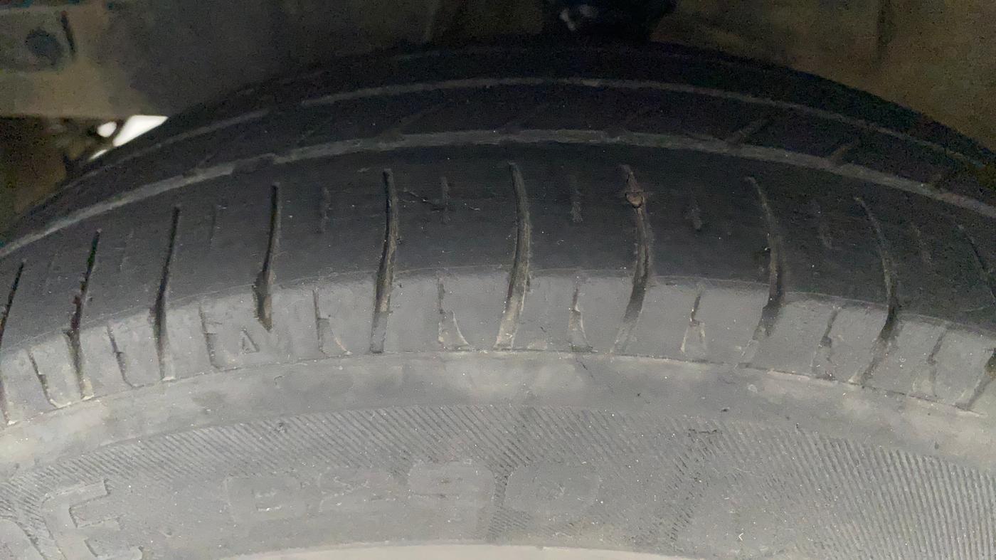 2015 Hyundai i10 MAGNA 1.1, Petrol, Manual, 74,053 km, Left Front Tyre Tread