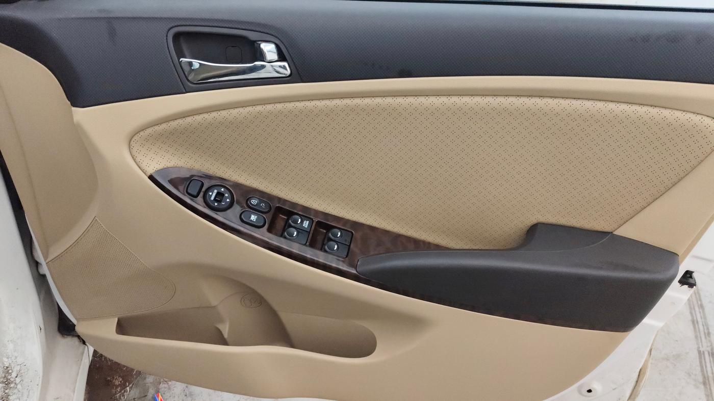 2014 Hyundai Verna FLUIDIC 1.6 VTVT SX OPT, Petrol, Manual, 47,752 km, Driver Side Door Panels Control