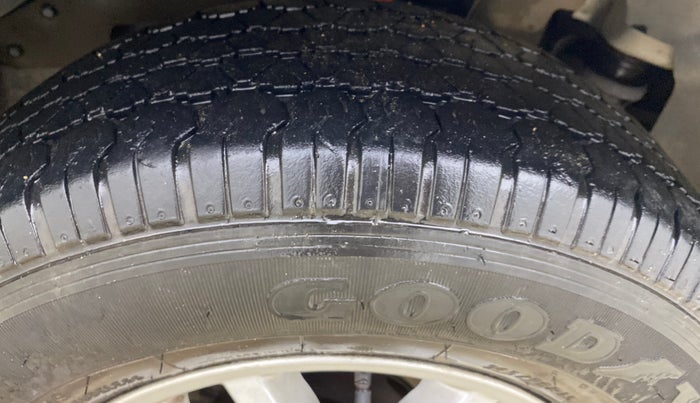 2017 Mahindra TUV300 T8, Diesel, Manual, 1,25,322 km, Right Front Tyre Tread