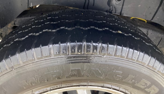 2017 Mahindra TUV300 T8, Diesel, Manual, 1,25,322 km, Right Rear Tyre Tread