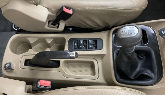 2017 Mahindra TUV300 T8, Diesel, Manual, 1,25,322 km, Gear Lever