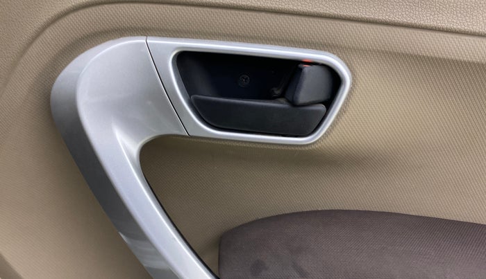 2017 Mahindra TUV300 T8, Diesel, Manual, 1,25,322 km, Driver Side Door Panels Control