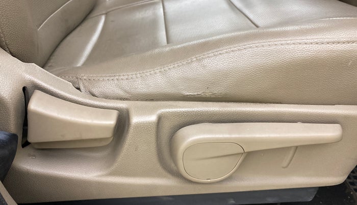 2017 Mahindra TUV300 T8, Diesel, Manual, 1,25,322 km, Driver Side Adjustment Panel