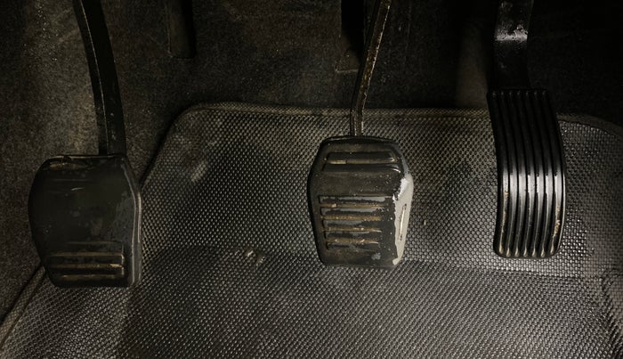 2017 Mahindra TUV300 T8, Diesel, Manual, 1,25,322 km, Pedals