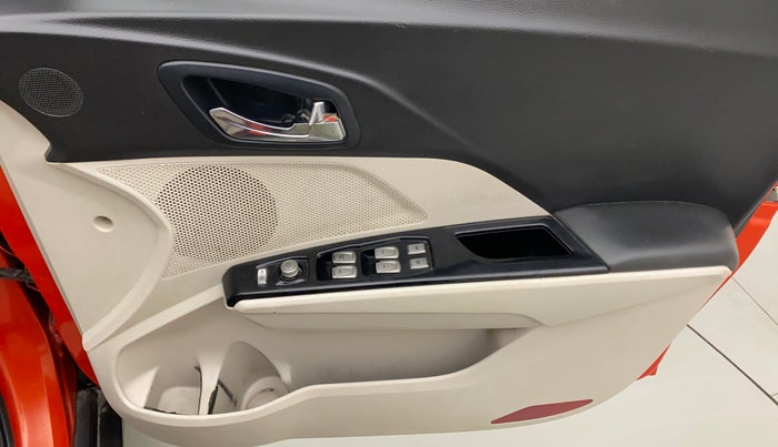 2019 Mahindra XUV300 W8 (O) 1.2 PETROL, Petrol, Manual, 58,737 km, Driver Side Door Panels Control