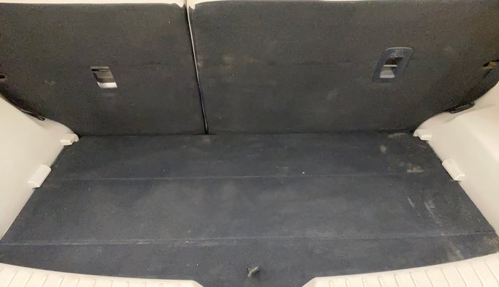 2019 Mahindra XUV300 W8 (O) 1.2 PETROL, Petrol, Manual, 58,737 km, Dicky (Boot door) - Parcel tray missing