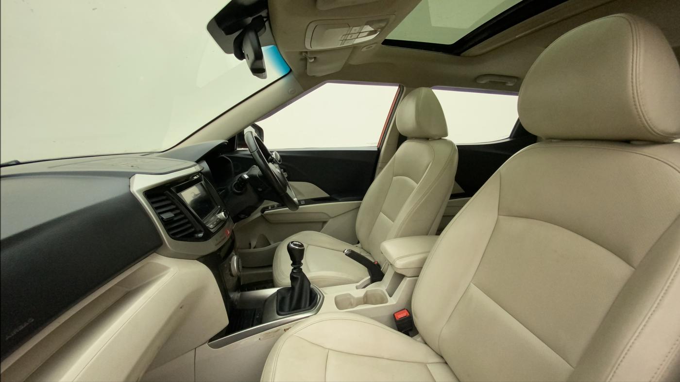 2019 Mahindra XUV300 W8 (O) 1.2 PETROL, Petrol, Manual, 58,737 km, Right Side Front Door Cabin
