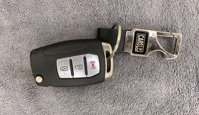2019 Mahindra XUV300 W8 (O) 1.2 PETROL, Petrol, Manual, 58,737 km, Key Close Up