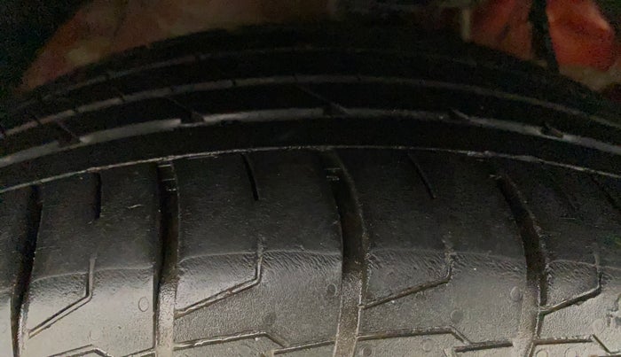 2019 Mahindra XUV300 W8 (O) 1.2 PETROL, Petrol, Manual, 58,737 km, Right Front Tyre Tread