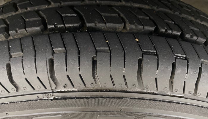 2017 Renault Kwid RXT 1.0, Petrol, Manual, 65,079 km, Left Front Tyre Tread