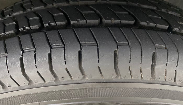 2017 Renault Kwid RXT 1.0, Petrol, Manual, 65,079 km, Right Front Tyre Tread