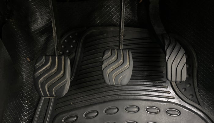 2017 Renault Kwid RXT 1.0, Petrol, Manual, 65,079 km, Pedals