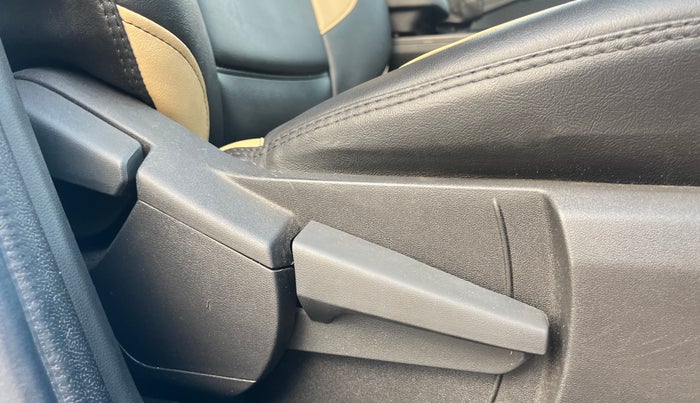 2021 Renault Kiger RXT MT, Petrol, Manual, 39,890 km, Driver Side Adjustment Panel