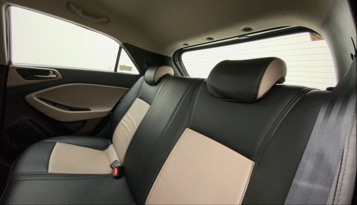 2016 Hyundai Elite i20 ASTA 1.2, Petrol, Manual, 24,487 km, Right Side Rear Door Cabin