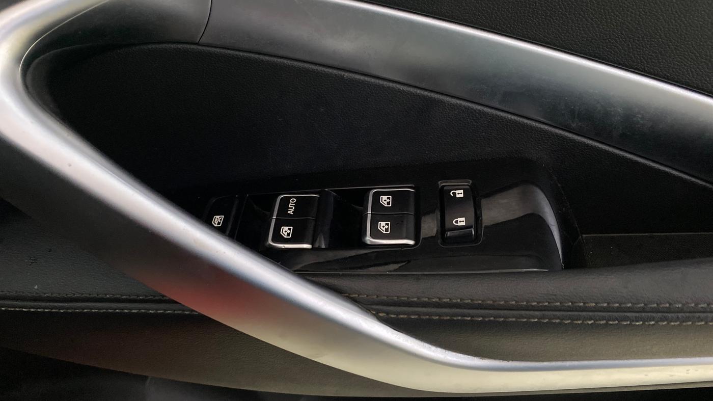 2019 MG HECTOR SHARP 1.5 DCT PETROL, Petrol, Automatic, 30,380 km, Driver Side Door Panels Control