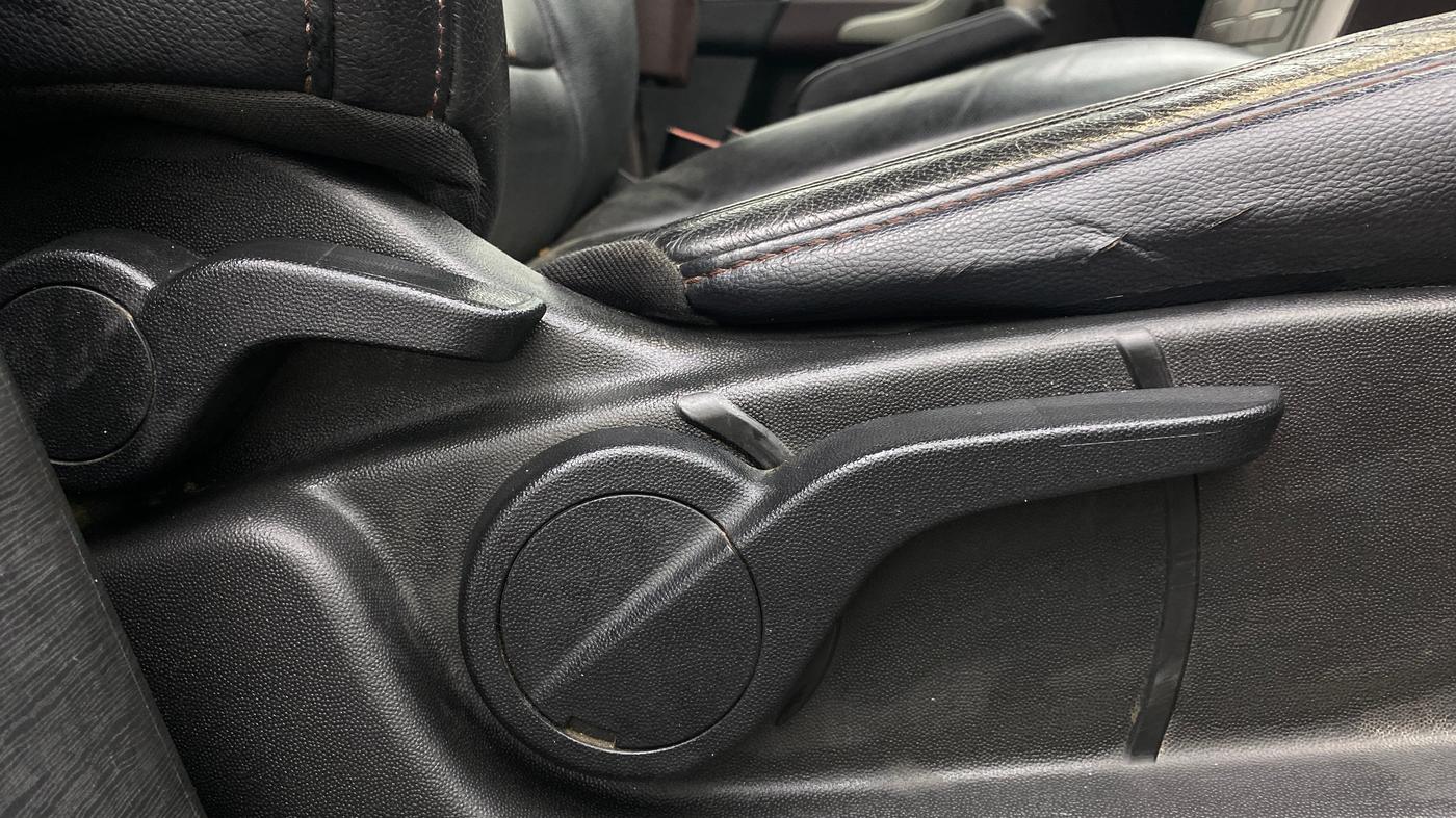 2015 Mahindra XUV500 W8, Diesel, Manual, 92,368 km, Driver Side Adjustment Panel