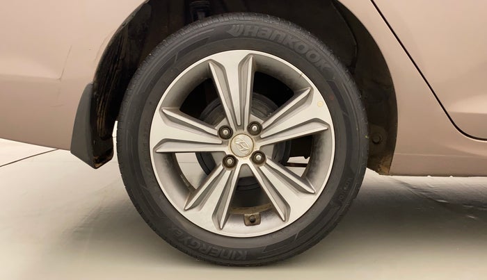 2017 Hyundai Verna 1.6 VTVT SX (O) AT, Petrol, Automatic, 29,735 km, Right Rear Wheel