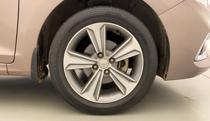 2017 Hyundai Verna 1.6 VTVT SX (O) AT, Petrol, Automatic, 29,735 km, Right Front Wheel