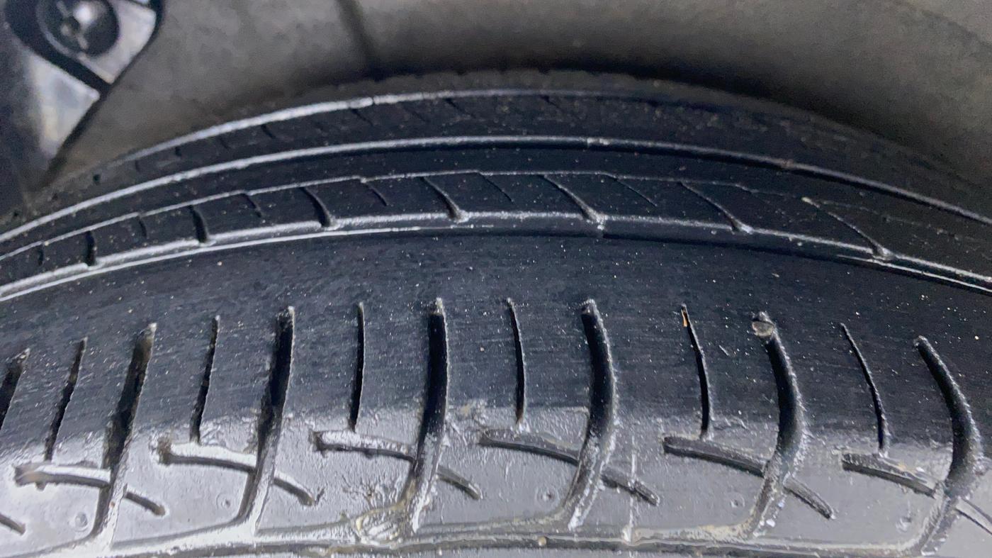 2015 Hyundai Verna FLUIDIC 1.6 VTVT S, Petrol, Manual, 42,111 km, Right Rear Tyre Tread