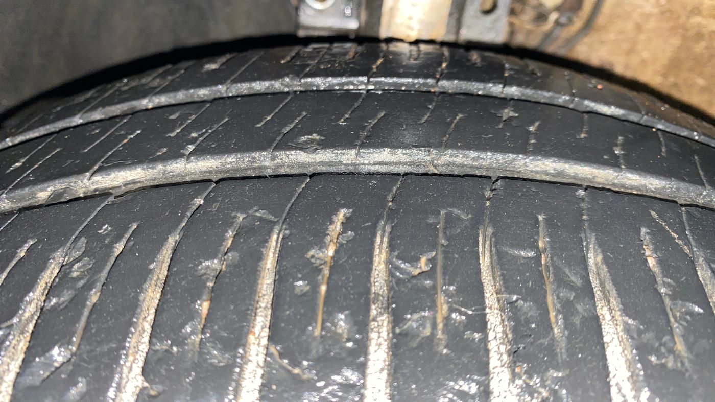 2014 Volkswagen Vento HIGHLINE DIESEL 1.6, Diesel, Manual, 1,20,944 km, Left Front Tyre Tread