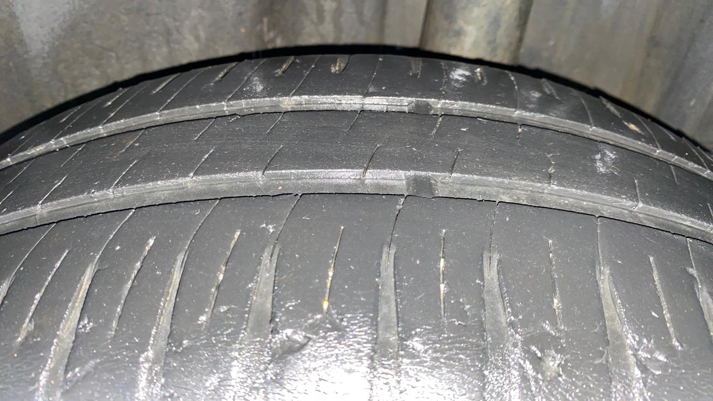 2014 Volkswagen Vento HIGHLINE DIESEL 1.6, Diesel, Manual, 1,20,944 km, Left Rear Tyre Tread