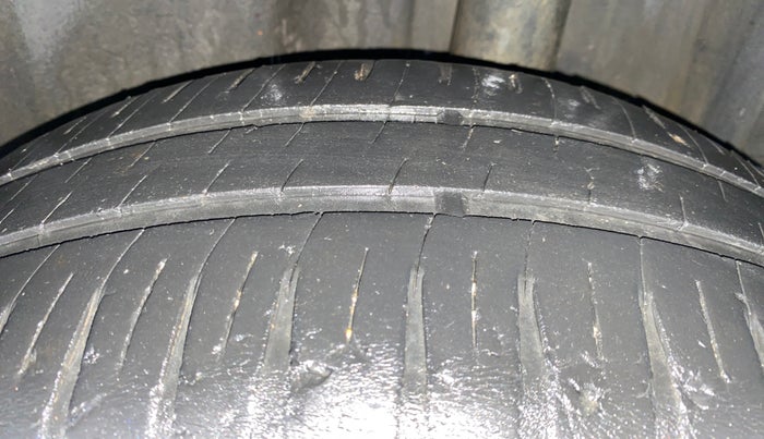 2014 Volkswagen Vento HIGHLINE DIESEL 1.6, Diesel, Manual, 12,300 km, Left Rear Tyre Tread