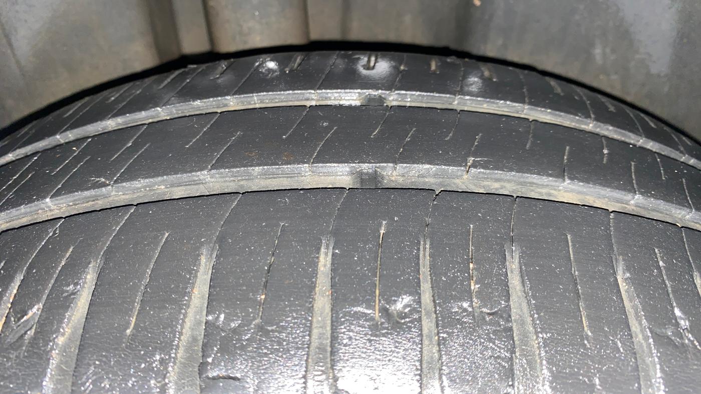 2014 Volkswagen Vento HIGHLINE DIESEL 1.6, Diesel, Manual, 1,20,944 km, Right Rear Tyre Tread