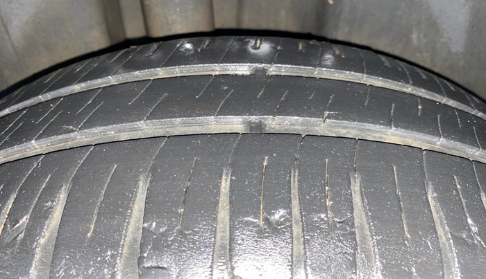 2014 Volkswagen Vento HIGHLINE DIESEL 1.6, Diesel, Manual, 12,300 km, Right Rear Tyre Tread
