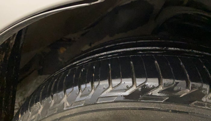 2017 Toyota Innova Crysta 2.7 ZX AT 7 STR, Petrol, Automatic, 61,710 km, Right Front Tyre Tread