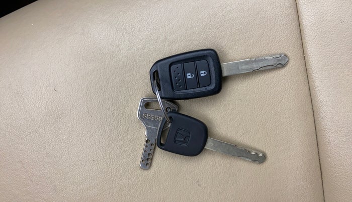 2015 Honda Jazz 1.2L I-VTEC V AT, Petrol, Automatic, 1,03,960 km, Key Close Up