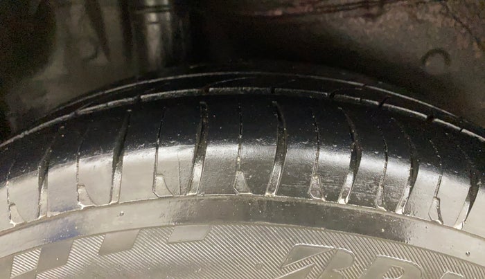 2015 Honda Jazz 1.2L I-VTEC V AT, Petrol, Automatic, 1,03,960 km, Right Rear Tyre Tread