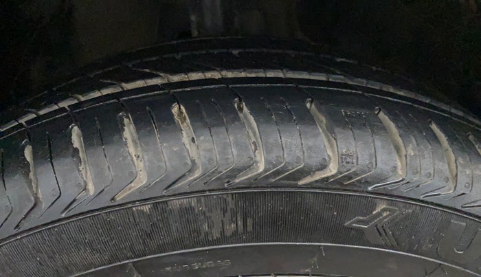 2021 Maruti Baleno ZETA PETROL 1.2, Petrol, Manual, 87,159 km, Right Front Tyre Tread