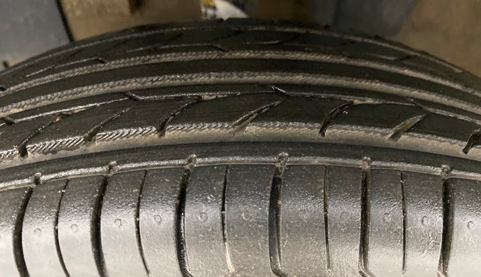 2015 Renault Kwid RXT, Petrol, Manual, 54,523 km, Left Front Tyre Tread