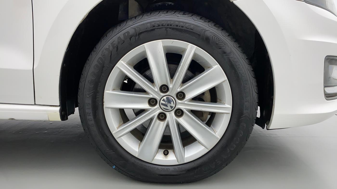 2016 Volkswagen Vento HIGHLINE TDI AT, Diesel, Automatic, 49,292 km, Right Front Wheel