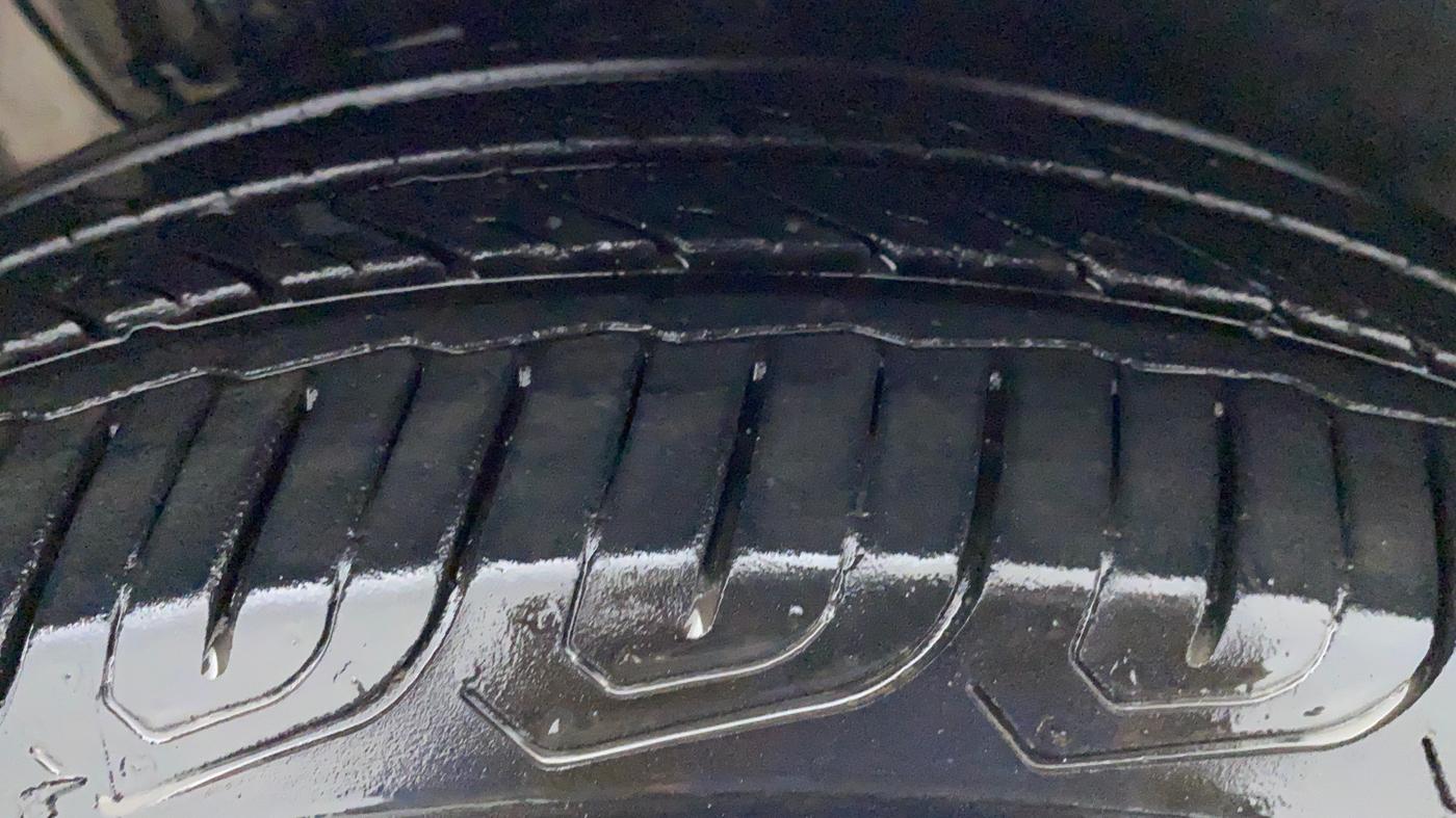 2016 Volkswagen Vento HIGHLINE TDI AT, Diesel, Automatic, 49,292 km, Right Front Tyre Tread