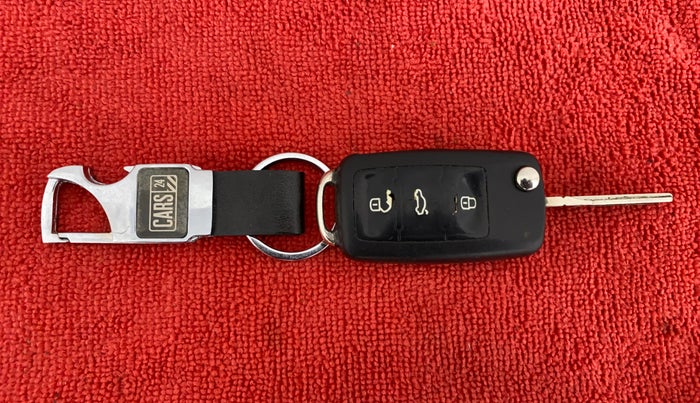 2016 Volkswagen Vento HIGHLINE TDI AT, Diesel, Automatic, 49,292 km, Key Close Up