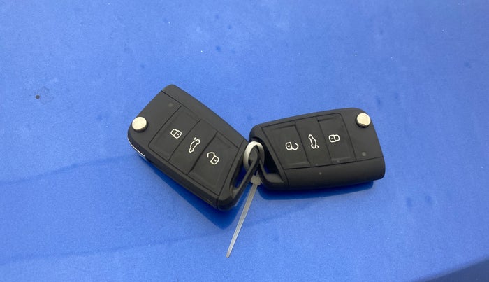 2022 Volkswagen VIRTUS TOPLINE TSI 1.0 MT, Petrol, Manual, 63,711 km, Key Close Up