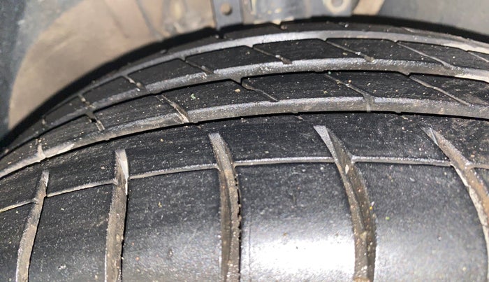 2013 Volkswagen Vento HIGHLINE 1.6 MPI, Petrol, Manual, 73,143 km, Right Front Tyre Tread