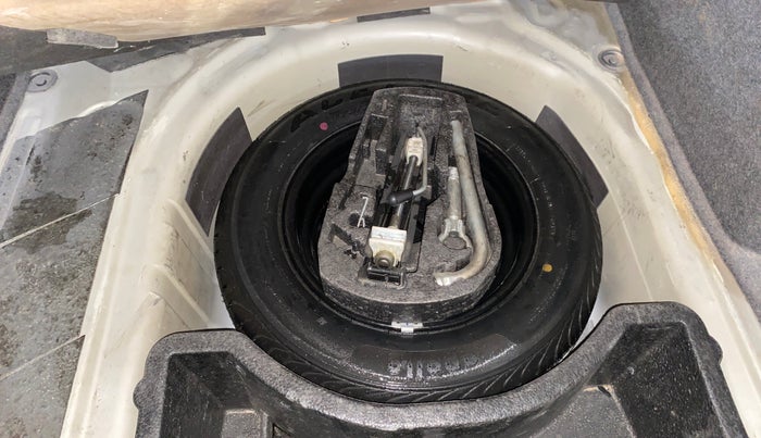 2013 Volkswagen Vento HIGHLINE 1.6 MPI, Petrol, Manual, 73,143 km, Spare Tyre