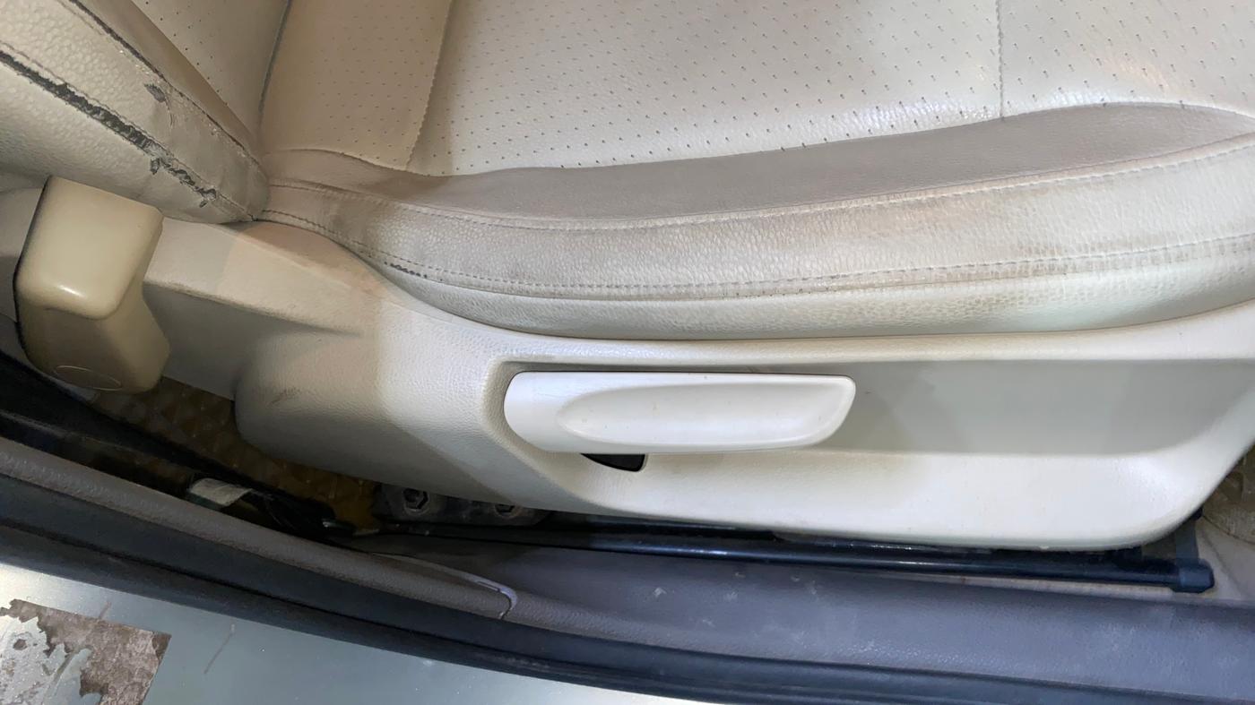 2013 Volkswagen Vento HIGHLINE 1.6 MPI, Petrol, Manual, 73,143 km, Driver Side Adjustment Panel