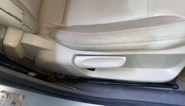 2013 Volkswagen Vento HIGHLINE 1.6 MPI, Petrol, Manual, 73,143 km, Driver Side Adjustment Panel